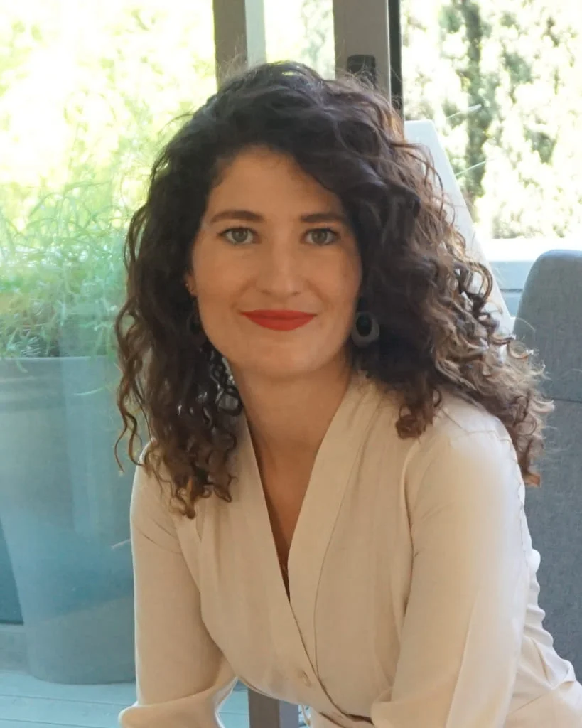 Ana diaz posando para el centro ohana